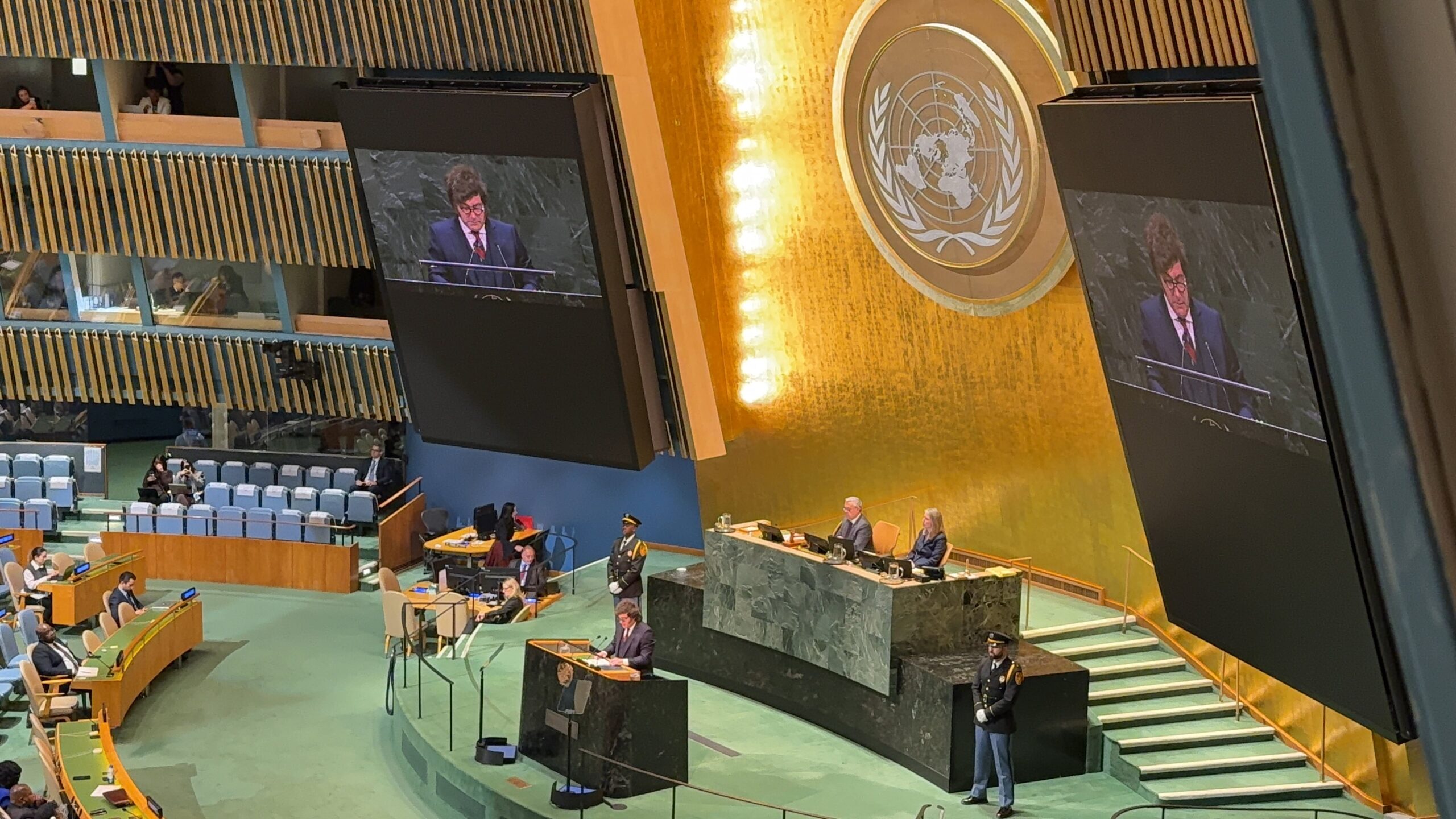 la-corbata-de-adam-smith,-la-critica-a-la-onu-por-malvinas-y-quien-estaba-en-la-primera-fila:-asi-fue-el-discurso-de-milei
